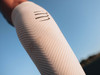 Opaski na łydki Compressport R2 Oxygen White / Nebel Grey